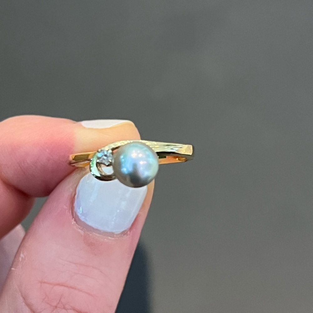 Vintage Elegant Gold Ring with Pearl and Diamond Gem